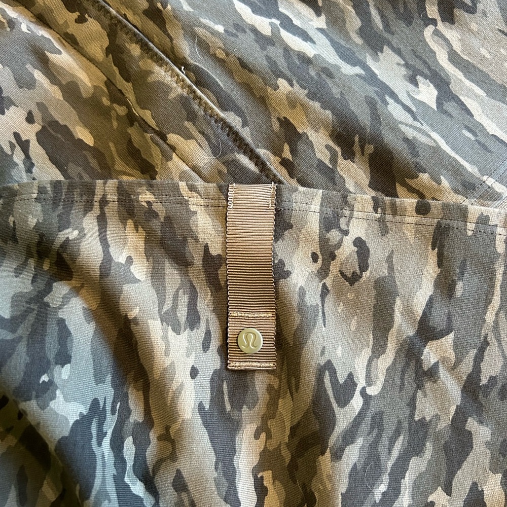 Lululemon Camouflage Patterned infinity scarf